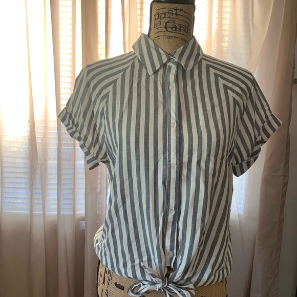 Striped button up in Size Medium - Picture 4 of 4